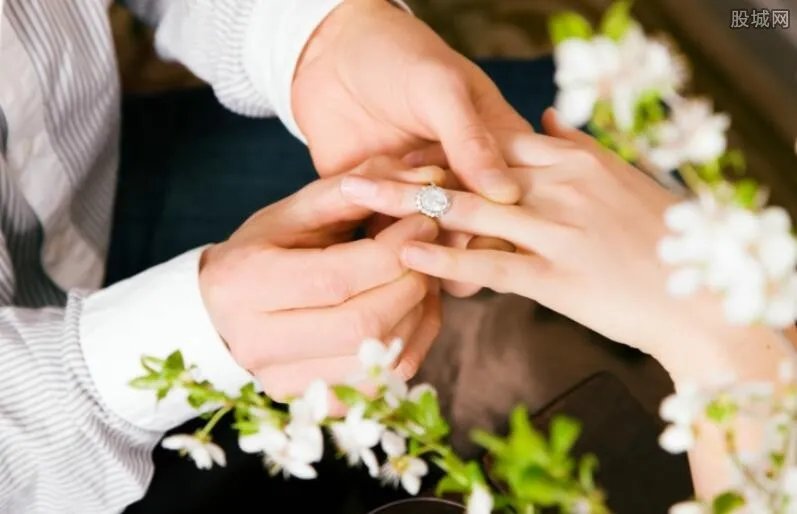 9岁男童娶62岁妻 老妻少妇生活难道是真爱吗