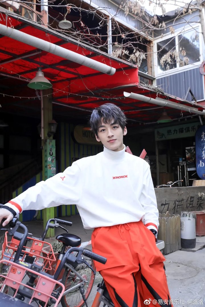 何洛洛为什么叫开少、虾饺、社长 他哪一年出生的
