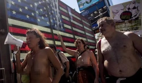 纽约“坦胸日”女性坦胸露乳游行 引众人围观！