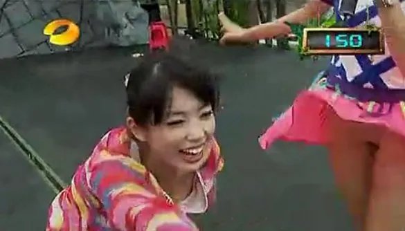 芒果台女主持疑似不穿内裤出镜走光 叫什么名字