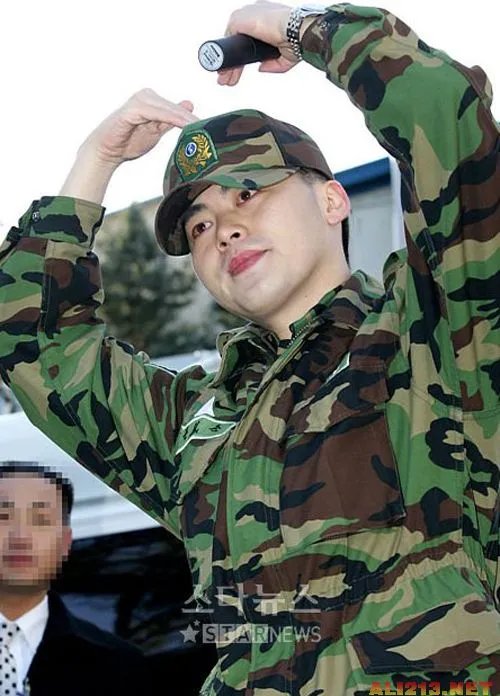 宋钟基军装照清瘦外型 韩星军装照大比拼