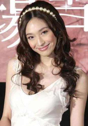 吴佩慈戴钻戒和男友现身秀恩爱，可纪晓波的表情让人忧心，为什么呢？