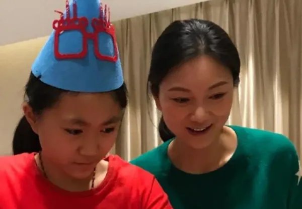 张艺谋妻子陈婷晒儿子照片，孩子的颜值更像谁？