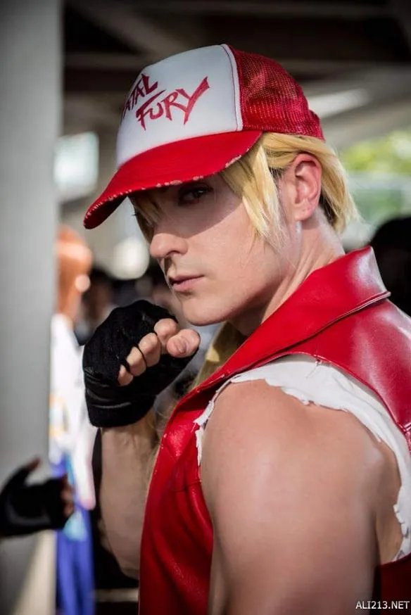 真人版拳皇特瑞！长相俊美 满身健壮肌肉简直太还原