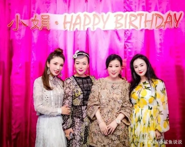 吴佩慈戴钻戒和男友现身秀恩爱，可纪晓波的表情让人忧心，为什么呢？