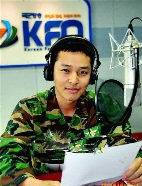 宋钟基军装照清瘦外型 韩星军装照大比拼