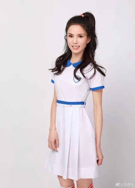 李若彤穿17岁时同款校服 54岁的神仙姐姐身材仍少女