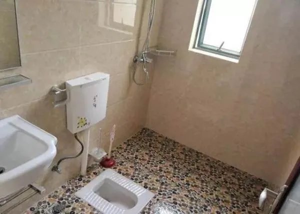 四川一男子洗澡时捡香皂手卡便池，男子最后是如何得救的