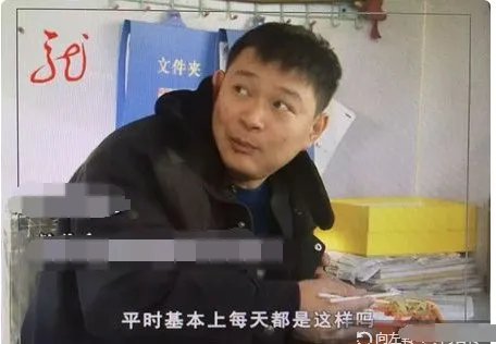 司机为何开车嗑瓜子？