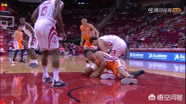 周琦首秀重伤离场，整条腿被碾压，坐在轮椅上动弹不得，当时发生了什么？