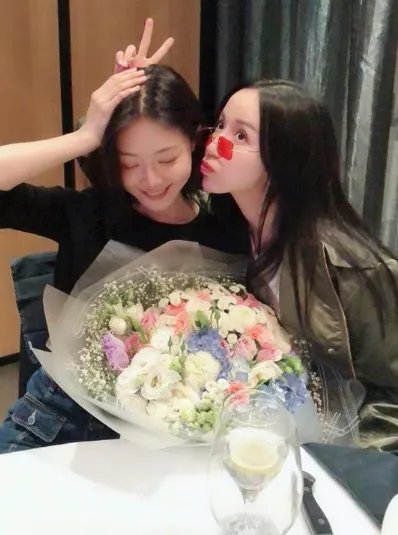 娄艺潇是如何为邓家佳庆生的？