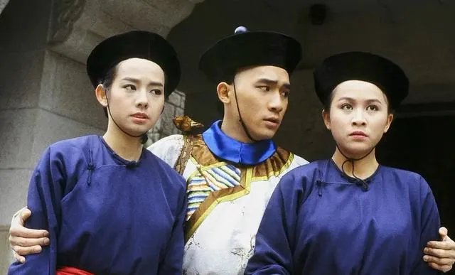 梁朝伟夫妇和毛舜筠同框，嘟嘴搞怪状态好，梦回经典韦小宝，你怀念吗？