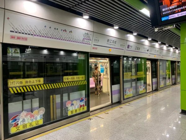 长沙一女孩不慎掉入高铁站台缝隙,地铁站需要承担相应责任吗?