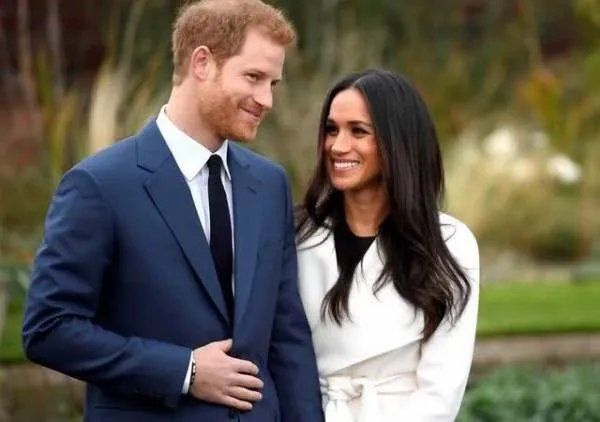 英女王圣诞致辞照片曝光,起桌上的照片为何少了哈利和梅根?