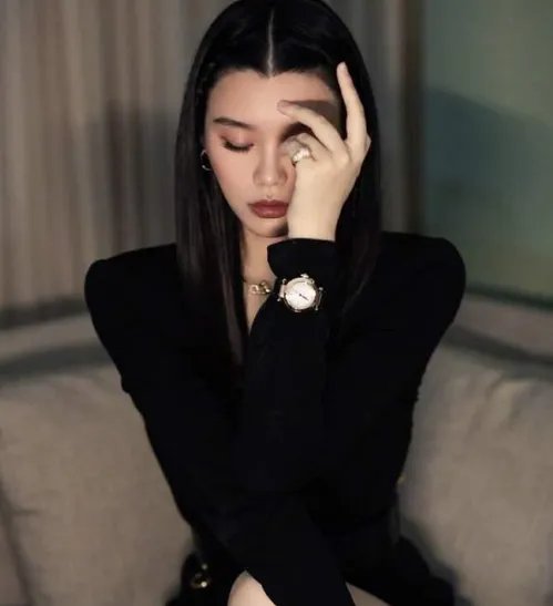 奚梦瑶不愧是人生赢家，认真穿连衣裙V领开到腰，有阔太范吗？