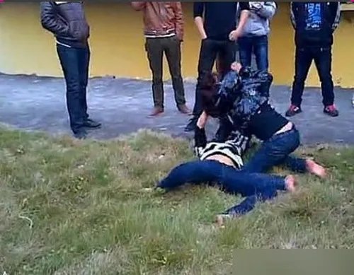 女子深夜陪2男吃饭，老公出现暴打三人，如果是你老婆，你会这样吗？