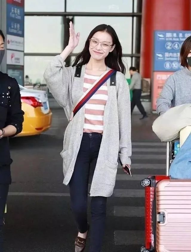 素颜搭上运动装，低调的倪妮为啥总在机场被粉丝抓住？