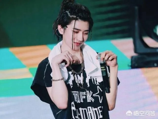 如何看待范丞丞当众叫粉丝“老婆”的行为?