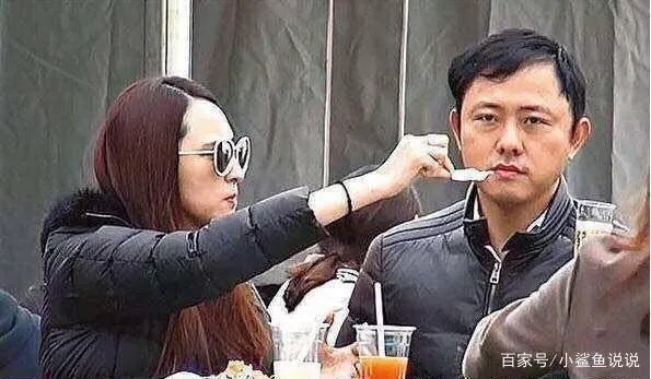 吴佩慈戴钻戒和男友现身秀恩爱，可纪晓波的表情让人忧心，为什么呢？