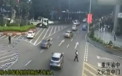 2岁女孩车流中穿梭有没有出现危险情况?