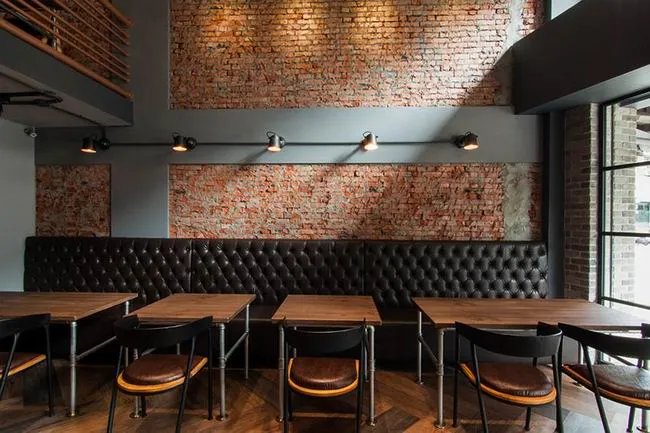 用红砖、钢管打造帅气咖啡厅