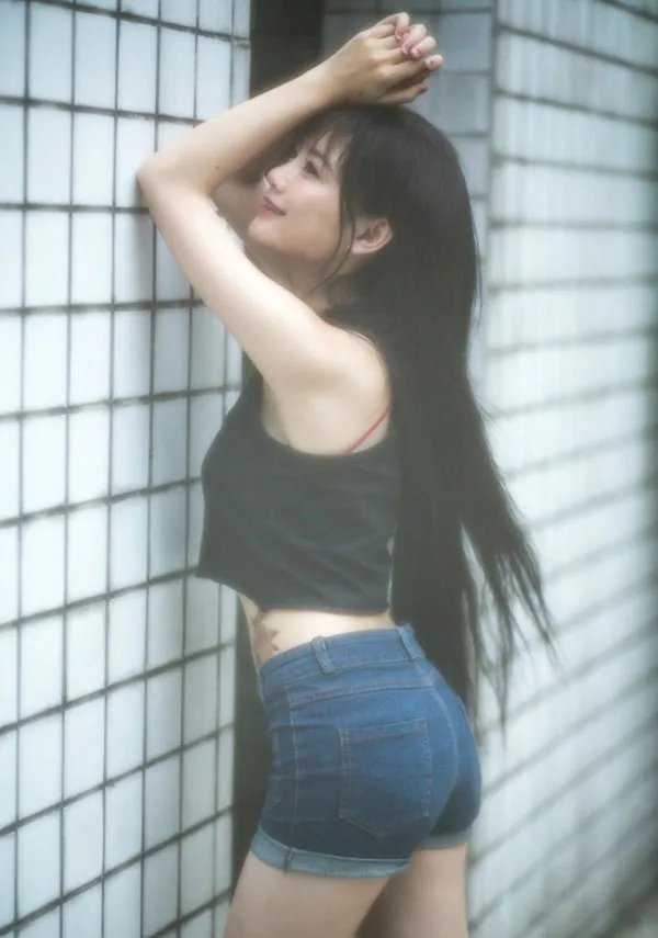 南笙姑娘《男人装》大尺度写真 性感唯美露酥胸