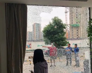 醉汉当街持刀袭击两女子，退伍军人刀下救人，为何有网友说这样防卫过当？