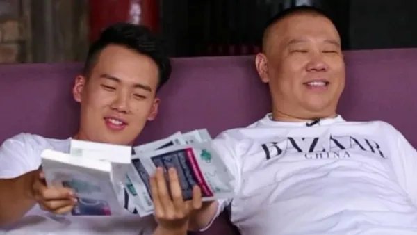 与最穷郭德纲离婚，丢弃郭麒麟远走国外，胡中惠如今怎样了？