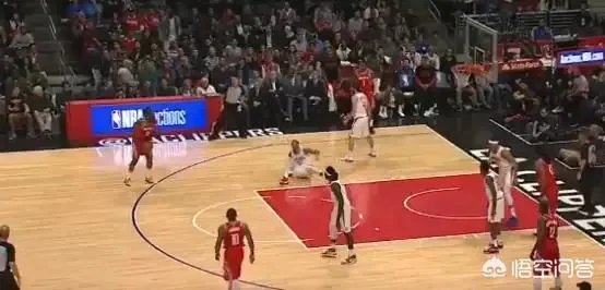 哈登“死亡后撤”晃飞韦斯利约翰逊3米远，王之蔑视对手5秒后三分命中，什么水平？
