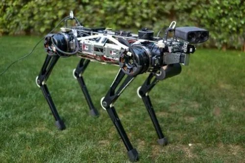 机器狗夜晚独自在街头游，炫酷还是恐怖？