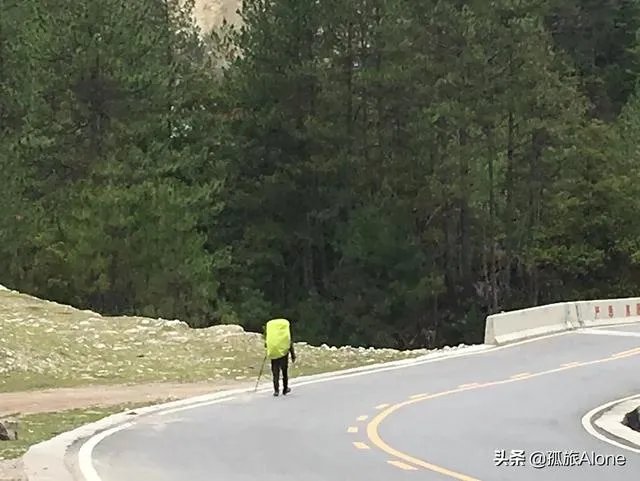 你怎么看大学生徒步回家？