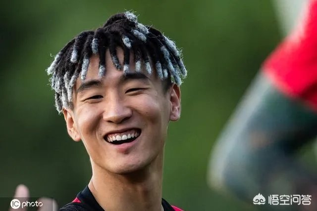 韦世豪：哥就是帅。进球后指着发型庆祝，是在彰显个性还是暗示从头再来？