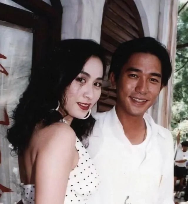 梁朝伟夫妇和毛舜筠同框，嘟嘴搞怪状态好，梦回经典韦小宝，你怀念吗？