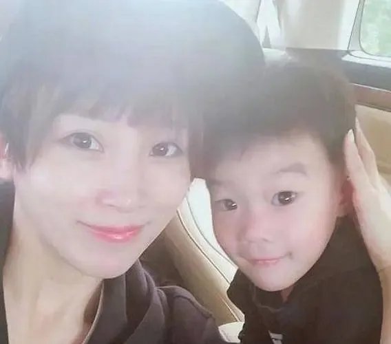 谢楠晒小儿子霸气手工作业，被调侃“不愧是吴京儿子”，手工做得如何？