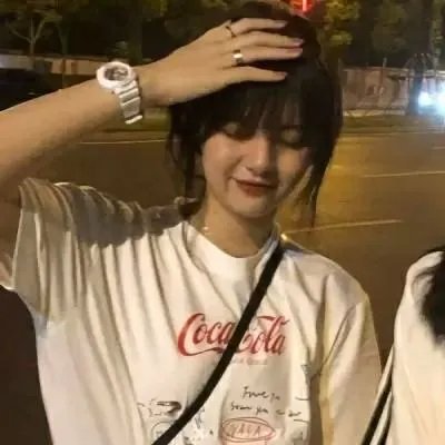 闺蜜头像分开一人一半 真人？