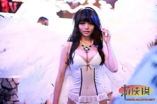 雅典娜歪歪CJ现场再现！ 展台上演维密内衣秀