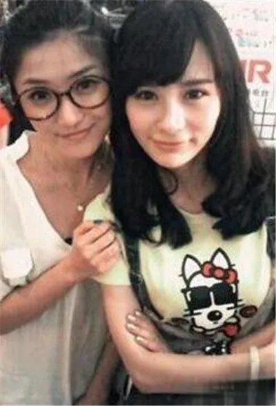 夏航燕是奉子成婚吗 和李炜还有一张托奶门的照片