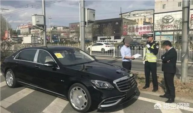 如何看待“一男子无牌驾车上路，被查出言“三百万的车也敢扣”这件事？