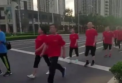 青岛惊现大爷大妈“暴走团”，不顾车辆占用机动车道健身，你怎么看？