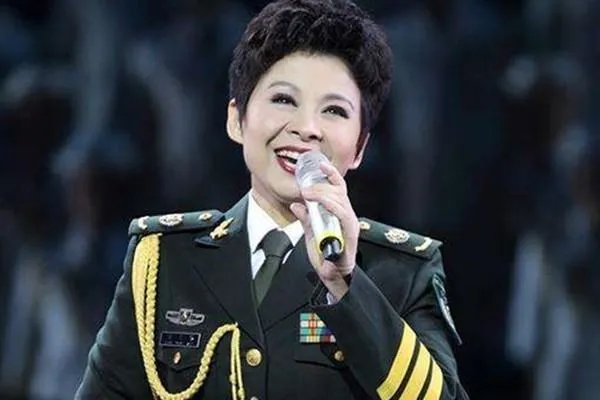 女高音歌手董文华近照被赞年轻气质佳,娃娃脸的她为何57岁都不显老?