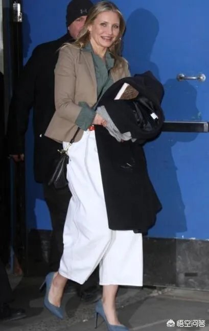 白色裤子怎么搭配？