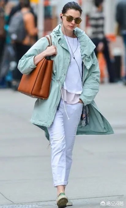 白色裤子怎么搭配？