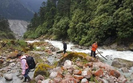 杭州西溪路人行道塌陷疑似2人失联，你认为路面安全该如何解决？