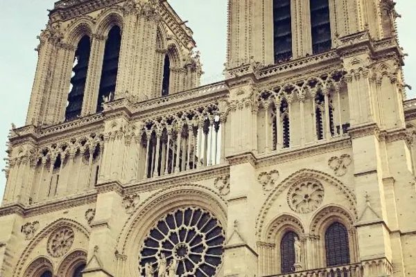 巴黎圣母院被毁，国内很多人想捐款重建，是什么心态呢？