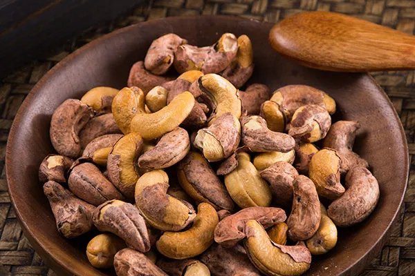 腰果放久了有一股哈喇味还能吃吗