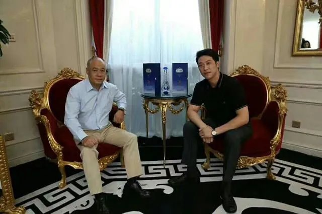 竹筒酒的酒是怎么装进去的？