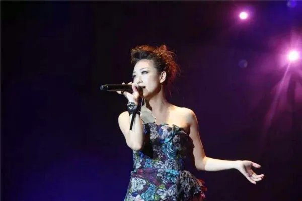 天后林忆莲为什么不喜欢邓紫棋？因为抢占她的资源吗？