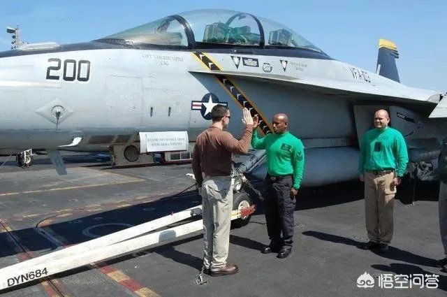 每一个飞行员是只开固定的飞机吗，还是随机的，轮到哪架开哪架？