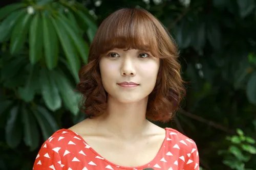 王珞丹毁容后被采访 声称“请记住我左脸的笑容”