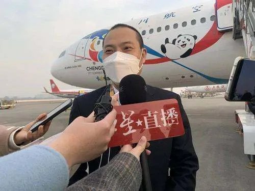 英雄机长刘传健为高考生加油，他为何会被成为英雄机长？